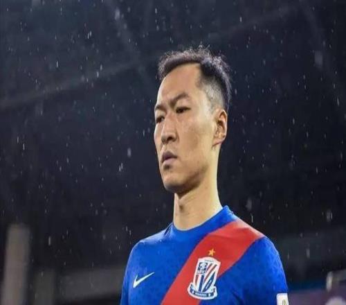 曾是国足队长也是申花队长，娶校花儿女双全，37岁拿金球再登巅峰