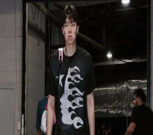 杨瀚森背部酸痛仍被激活！主帅赛前曾回应状态：他很可能打不了