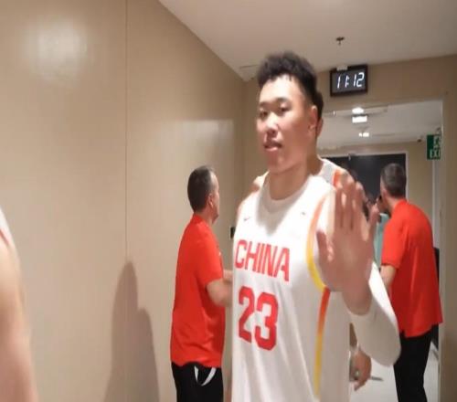 男篮更衣室！李弘权兴奋，继伟摸头大秋，赵睿郭振明郭士强都哭了