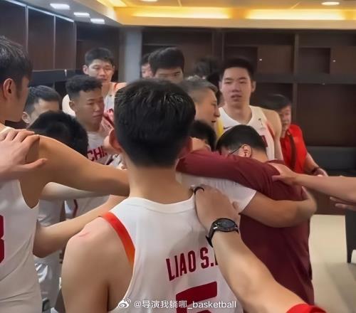 谁注意到，赛后一官员在中国队更衣室哭得像小孩，郭导抱着他安抚
