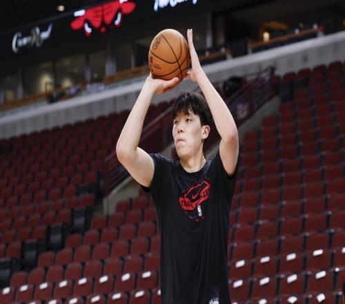 杨瀚森NBA生存艰难！战老鹰6分钟0分1板+遭隔扣，战术地位为零