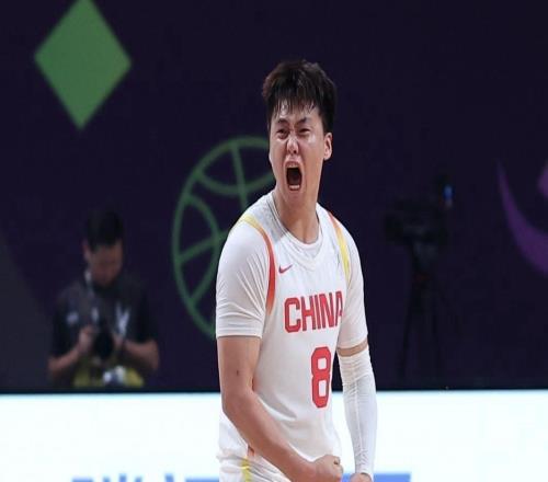 怒批赵睿破坏民族团结后，新疆官媒明着夸胡金秋疑暗讽男篮队长