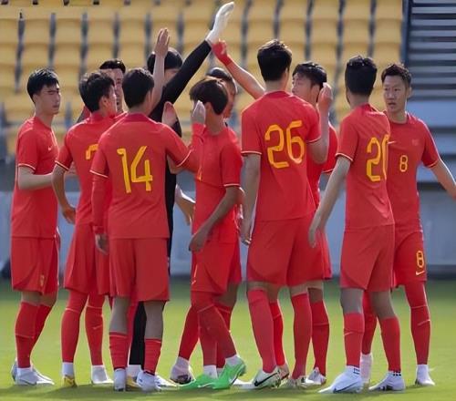 黄政宇在国足踢主力后腰，代表鲁能出战热身赛，为何要却出任中卫