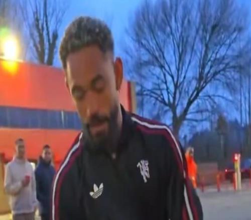 库尼亚赛后给等候的曼联球迷签名，签不过来让儿子帮忙