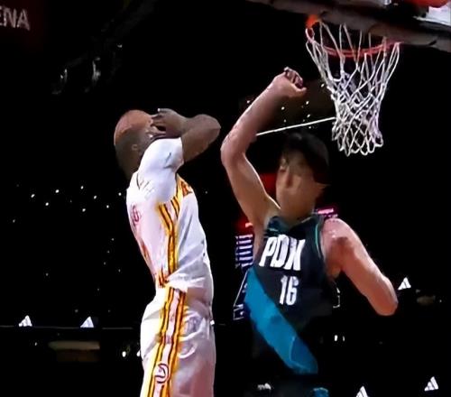 炸裂！杨瀚森遭库明加隔扣！5分钟1+1惨淡收场，斯帅表情耐人寻味