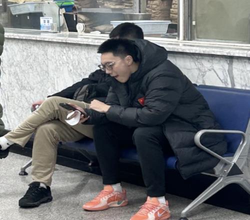 贺希宁曝光胡明轩无缘世预赛原因：膝伤复发回国第一时间去医院