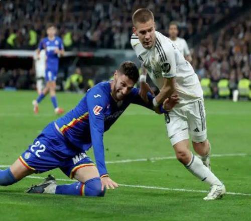 马斯坦托诺辱骂裁判“无耻”染红，皇马连败之夜添阴影