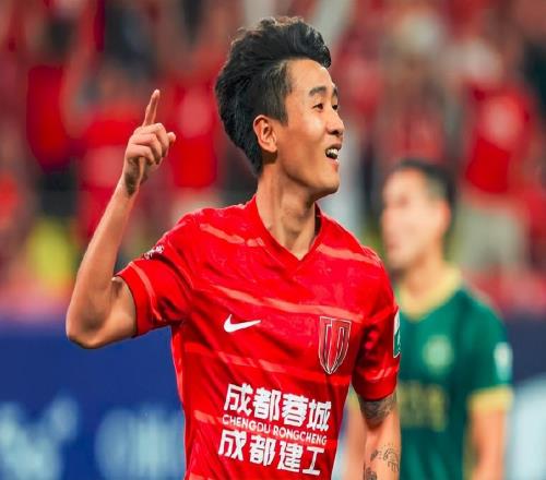 吴曦再获金球奖！韦世豪社媒表态令人遐想连篇，疑似不满中足联