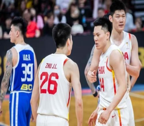 男篮凯旋回国，上海队延长李弘权假期，赵睿赛后腿伤复发