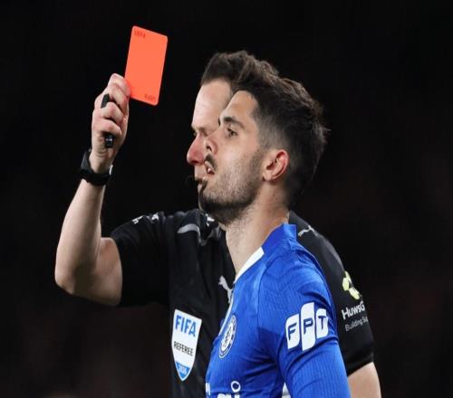 本赛季切尔西在联赛中已吃7张红牌，英超单赛季历史纪录是9张