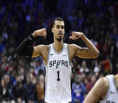 最多领先49分！马刺8人上双狂胜76人文班10+8+6帽马克西21+8