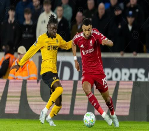 斯洛特帅位悬了：输狼队引爆众怒，球迷高喊“下课”