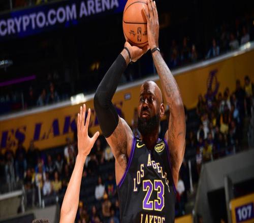 轰21+7+7，老詹预定一项历史第一！湖人22战17胜2年1100万捡到宝