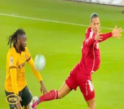 阿罗科达雷撞开范戴克送助攻，杰拉德：我不认为那是一次犯规