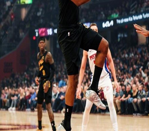 哈登18+6+7+锁死坎宁安，米神缺阵神射5记三分，骑士复仇活塞