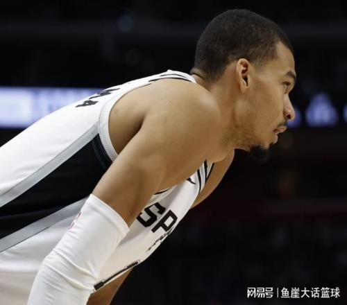 40分惨败！文班10分5罚，马克西19中8探花伤退，马刺8人得分上双