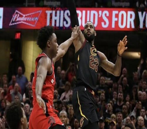 记者：联盟内部人士普遍认为，詹姆斯下赛季最有可能去骑士