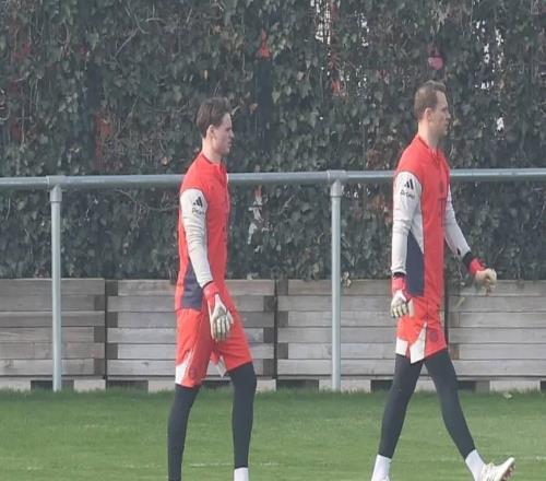 图片报：诺伊尔将首发出战门兴16岁小将阿贾伊随一线队训练