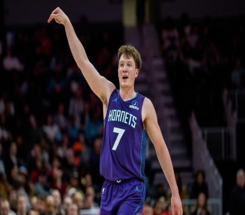 1战轰进29个三分球！黄蜂大胜凯尔特人，证明湖人的1个操作太关键