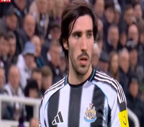 神剧情！补时绝杀，曼联12纽卡：多打1人还输了，告别了11轮不败