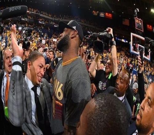 富保罗：詹姆斯更想在客场打系列赛抢七詹皇有几次让观众们噤声