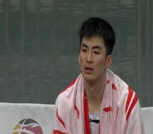 疯狂打铁+情绪失控！山东男篮客场8593不敌广州，这球输得真闹心