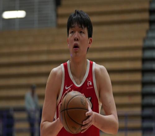 今日继续休战！杨瀚森因背伤再次缺战G联赛：赛前曾参加热身训练