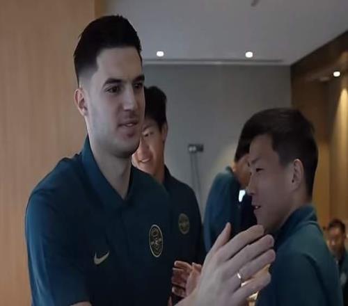 浙江进攻配置豪华，王钰栋只能右路郑智拿分当赢西海岸没定目标