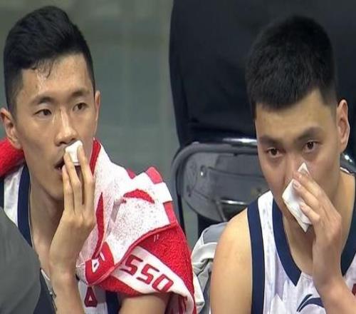 复刻CBA名画！陈林坚和陈培东同时拿纸巾擦血引关注