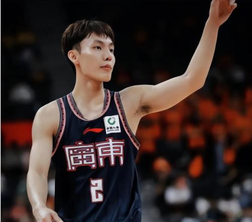 11投全中！15岁2.07米新星来袭，朱芳雨盯了三年的孩子，正在长大