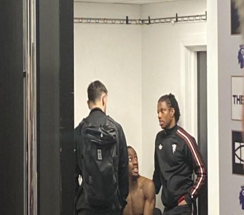 B费赛后和埃兰加聊了五分钟，马拉西亚也加入聊天