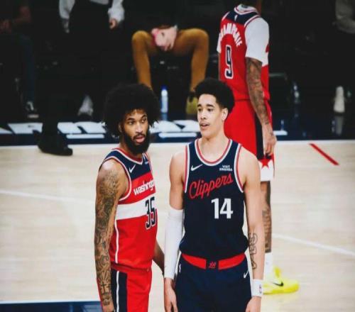 倒地惨叫！架回更衣室！快船遭遇沉重打击