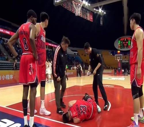 噩梦！复出之战又受伤，郭艾伦膝盖受创，被担架抬出，或赛季报销