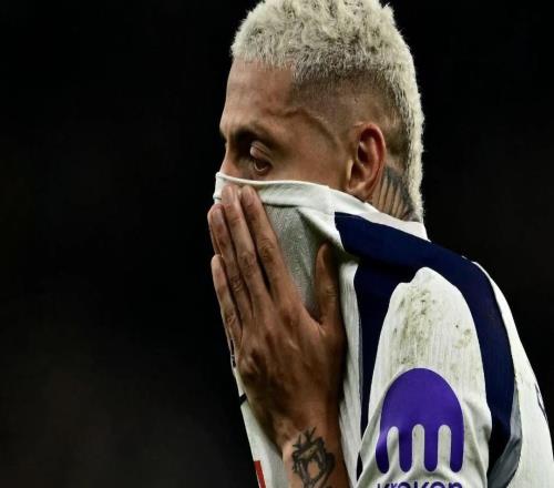 发泄不满，一位热刺球迷向在笔记本电脑前工作的分析师发火