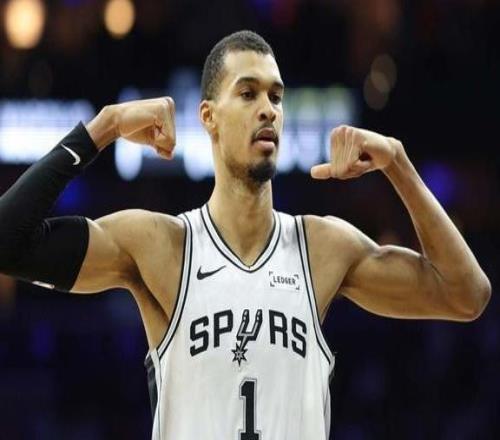 三节打卡！文班狂轰38+16锤爆东部第一，马刺又起飞了