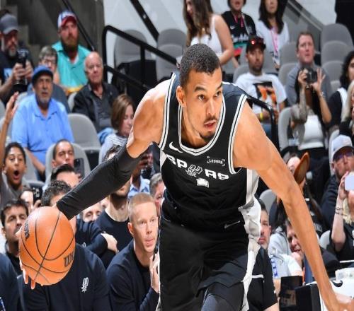 38+16+5帽还0失误！文班亚马再显顶级天赋刷纪录马刺近14战13胜