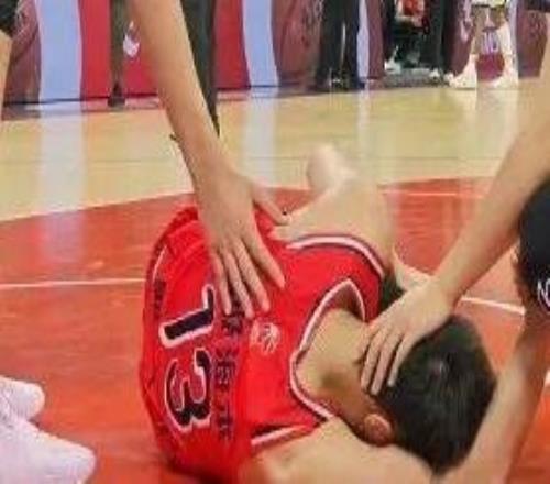 郭艾伦前叉韧带断裂，这伤太致命，真心盼他挺住！