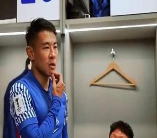 致敬，博主：申花球迷明天赛前给于汉超准备了巨型TIFO