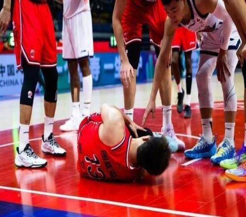 CBA郭艾伦左膝前交叉韧带完全断裂，赛季提前报销