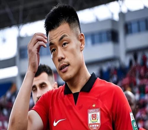 亚泰跟谭龙齐名的本土中锋离队，将直接去大连踢中乙，已官宣确认