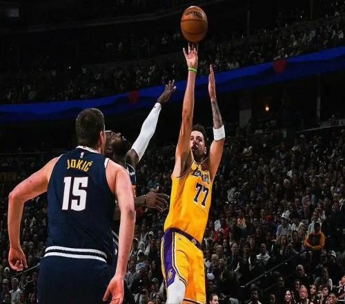 28+12+13+9！约基奇准四双，湖人无缘四连胜，艾顿仅打4分钟伤退