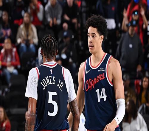 疑似遇到了不小的伤病，快船内线新秀可能会面临长期缺阵的情况