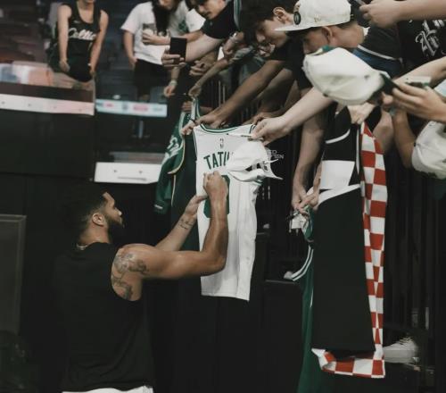 神迹重现跟腱断裂后只歇了9个月就复出，赛季场均30+7进二阵