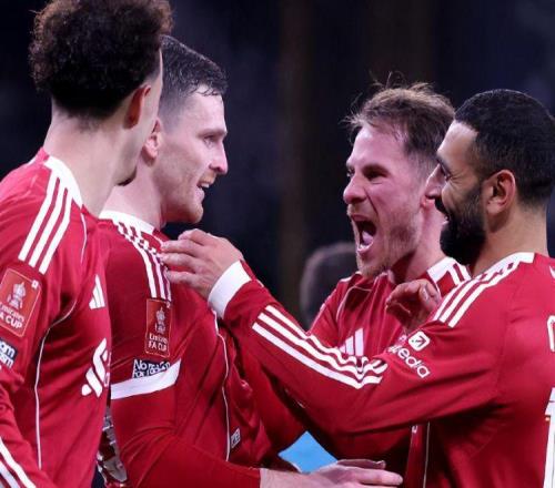 31！萨拉赫连场破门，斯洛特一雪前耻，利物浦复仇英超副班长