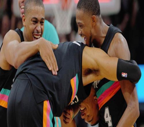 25分大逆转平纪录！文班27+10+4帽喜极而泣马刺15战14胜征服小卡