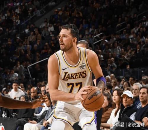 湖人大胜弱旅四喜临门，核心主将三节打卡，15+7射手真好用
