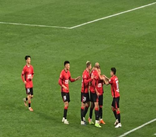 中超揭幕战红牌改变战局，成都蓉城5比1深圳新鹏城，争冠占先机