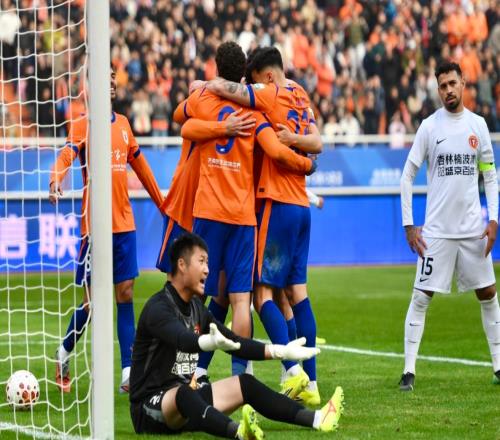 中超最新积分战报：卫冕冠军爆大冷，申花狂轰5球，云南击败海牛