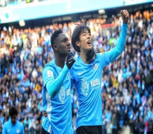 马莱莱反戈申花！4分钟闪击，轰零度角世界波，疯狂滑跪庆祝