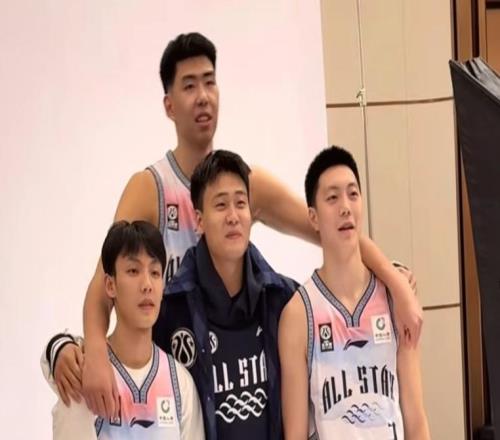 全明星广东男篮重聚！徐昕搂住赵睿徐杰胡明轩，太让人怀念了！